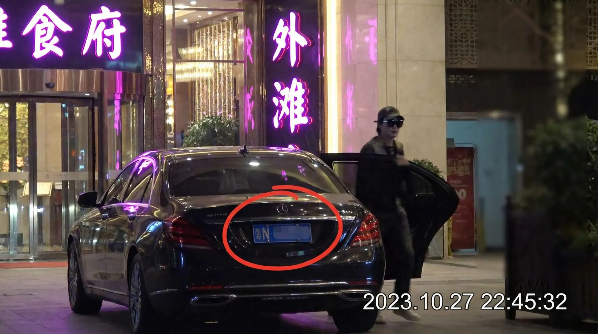 Bet365网址 - 豪车餐厅外偷拍